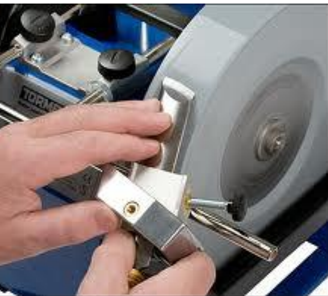 Sharpening a chisel on a grinding machine