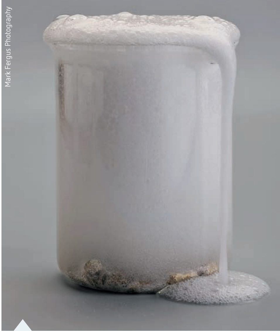 Diagram showing gas production from vinegar and baking soda reaction.